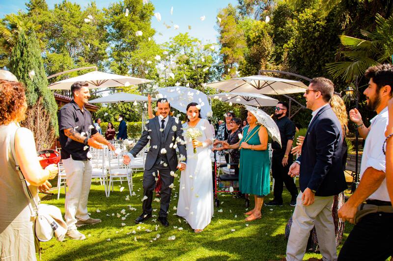 "centro de eventos para matrimonios, graduaciones, empresas y seminarios"